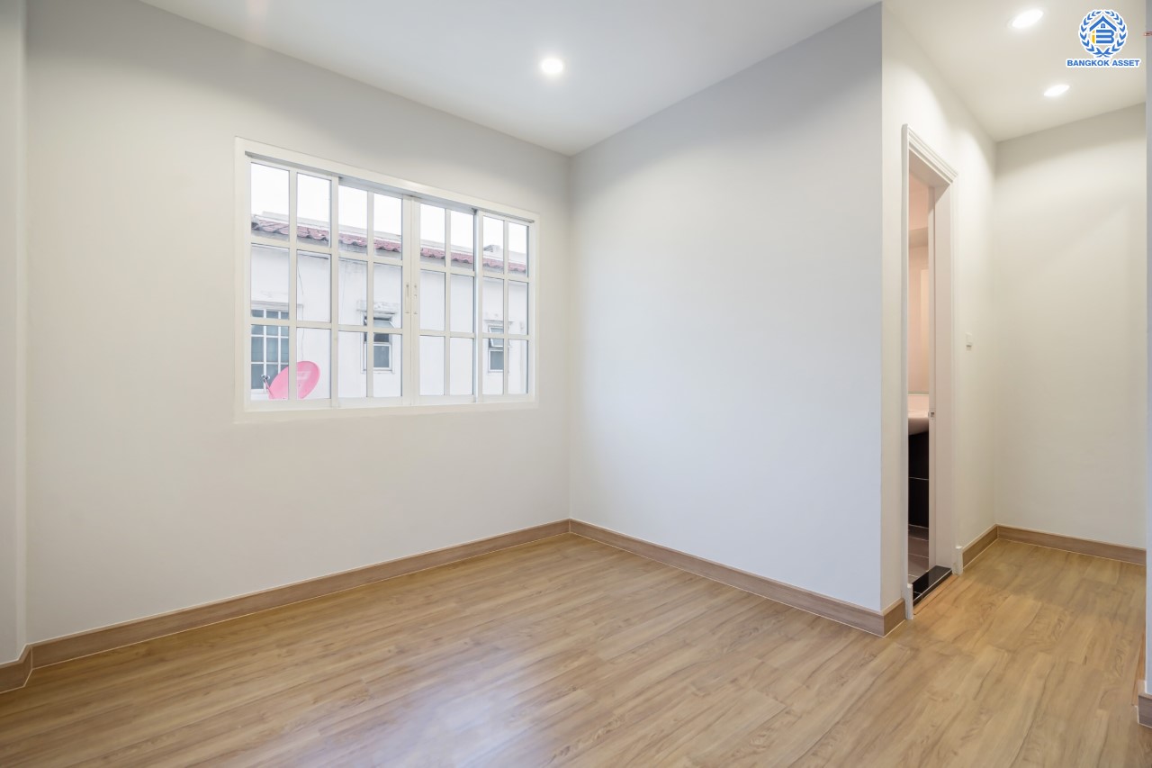 บ้านมือสอง ทาวน์โฮม 3 ชั้น หลังมุม ม.พลัสซิตี้พาร์ค เกษตร-นวมินทร์ เนื้อที่ 33.60 ตร.ว. ฟังก์ชัน 3 ห้องนอน 4 ห้องน้ำ จอดรถได้ 2 คัน บนทำเลศักยภาพ เชื่อมต่อถนนหลายสาย เข้าเมืองก็เป็นเรื่องง่าย ใกล้รถไฟฟ้าสายเขียวอ่อน สถานี "ม.เกษตรศาสตร์" และ ใกล้จุดขึ้นทางด่วน "ฉลองรัช"...